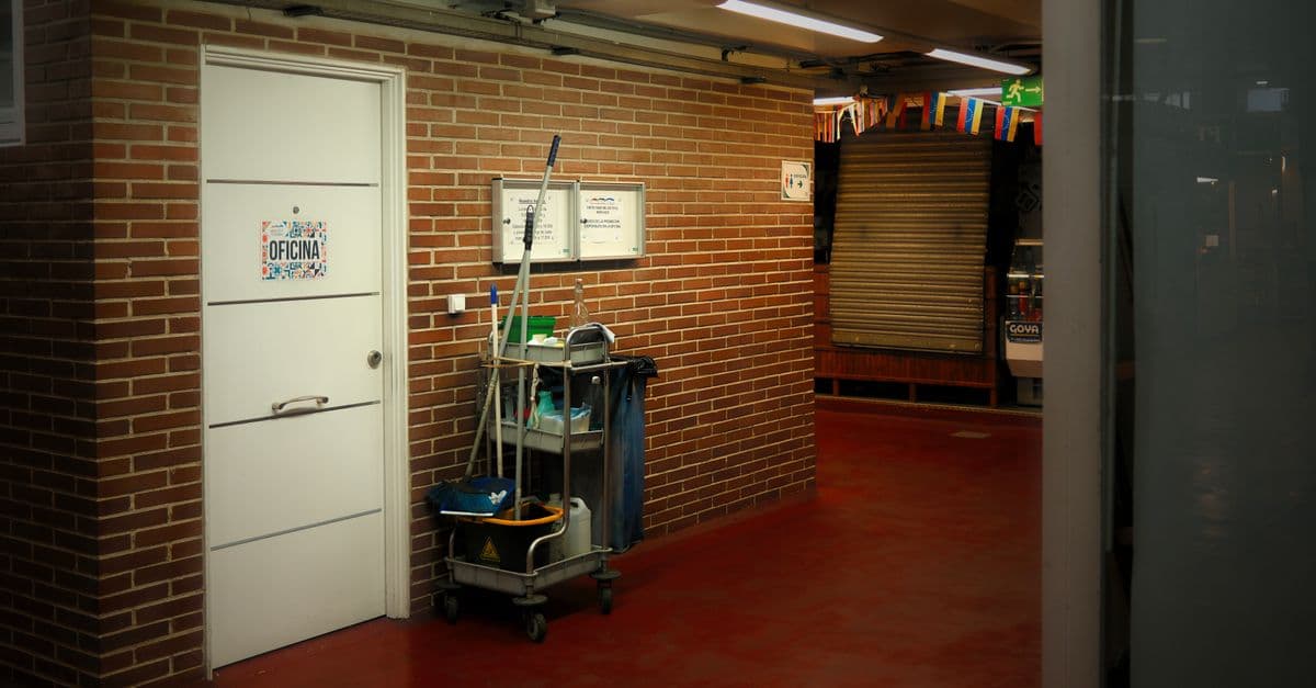 How Cleaning Services Should Respond to Negative Reviews