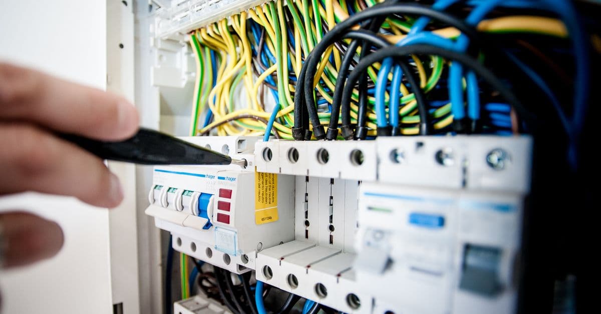 How Electricians Should Handle Negative Online Reviews