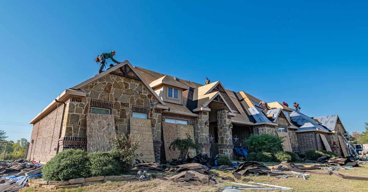 How Roofing Contractors Should Respond to Negative Reviews